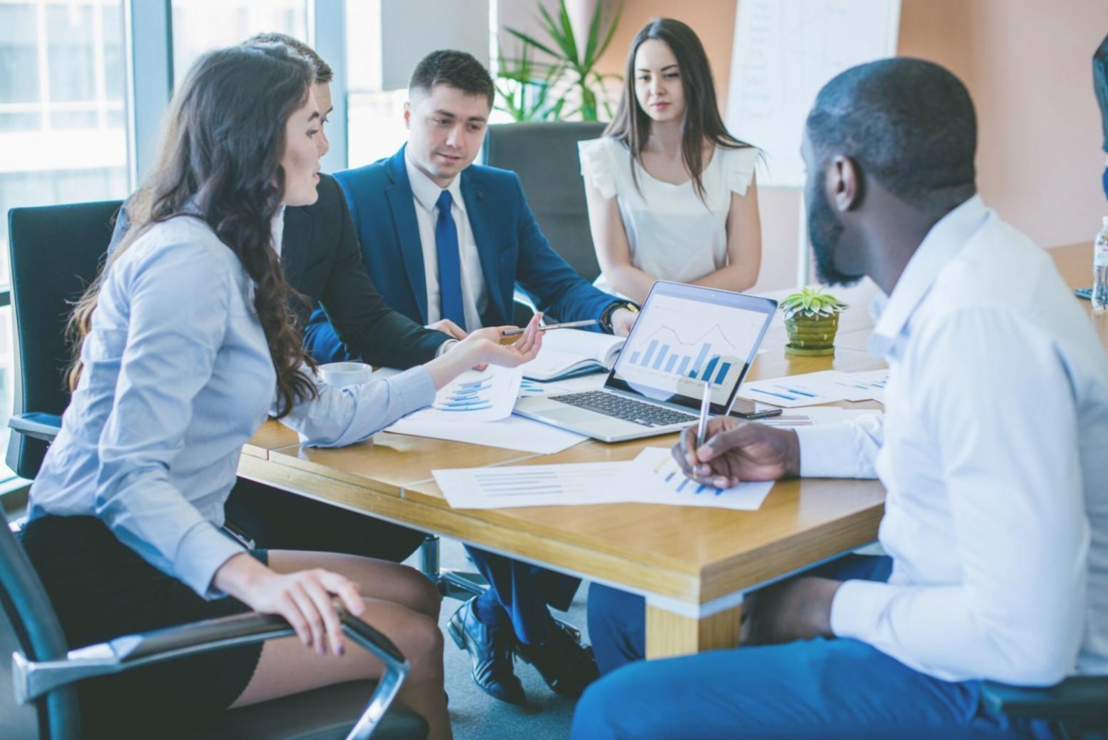 Personne travaillant sur sa planification budgétaire personnelle
