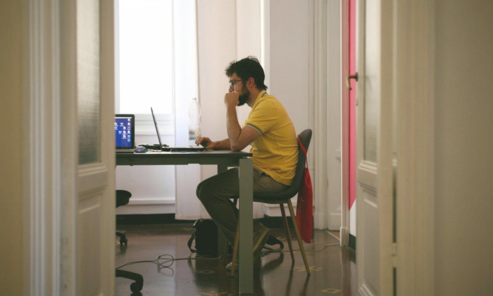 Bureau de consultation moderne où se déroulent les rencontres personnalisées avec les clients